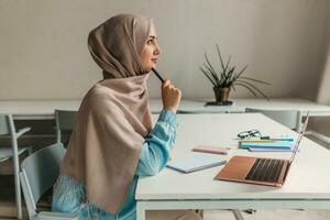 modern Muslim Frau im Hijab im Büro Zimmer foto