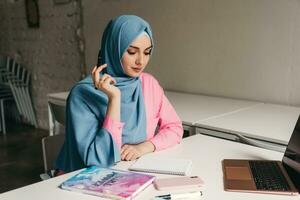 modern Muslim Frau im Hijab im Büro Zimmer foto