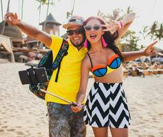 jung Hipster schön Paar im Liebe, stilvoll Sommer- Outfit foto