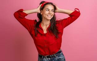 spanisch schön Frau im rot Hemd foto