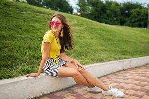 jung stilvoll Frau haben Spaß im Stadt Park, Sommer- Stil Mode Trend foto