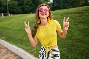jung stilvoll Frau haben Spaß im Stadt Park, Sommer- Stil Mode Trend foto