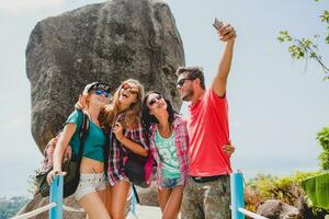 glücklich Hipster Unternehmen von freunde Reisen um Welt foto