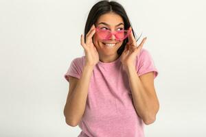 attraktiv Frau im Rosa T-Shirt und Sonnenbrille foto