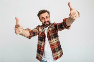 gut aussehend bärtig Mann im Hipster Outfit gekleidet im kariert Hemd foto