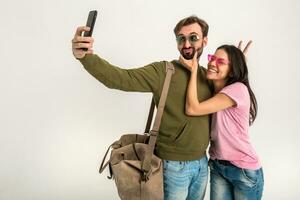 Paar lächelnd Frau und Mann im Sweatshirt mit Reise Tasche foto
