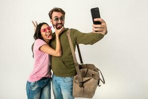 Paar lächelnd Frau und Mann im Sweatshirt mit Reise Tasche foto