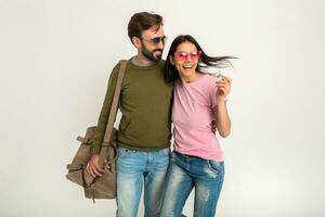 Paar lächelnd Frau und Mann im Sweatshirt mit Reise Tasche foto