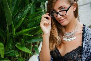 jung schlank Frau im tropisch bali Villa, tragen Brille foto