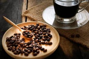Kaffeebohnen und Kaffeemühle