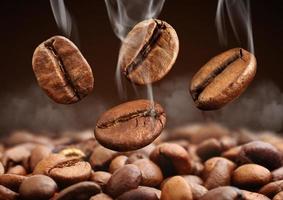 Kaffeebohnen und Kaffeemühle