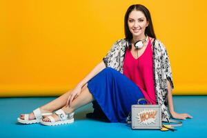 Frau posieren mit stilvoll Schuhwerk Sommer- Mode und Tasche foto