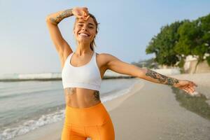 ziemlich jung lächelnd Frau tun Sport im das Morgen im stilvoll Sport Outfit Sportbekleidung, dünn stark Körper, gesund passen Lebensstil foto