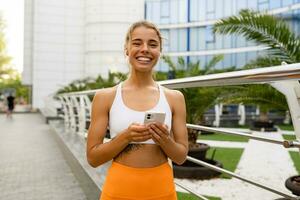 ziemlich jung lächelnd Frau tun Sport im das Morgen im stilvoll Sport Outfit Sportbekleidung, dünn stark Körper, gesund passen Lebensstil foto