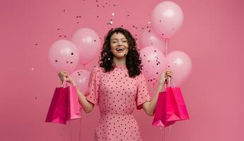 ziemlich jung Frau auf Einkaufen posieren isoliert auf Rosa Studio Hintergrund mit Rosa Luft Ballons foto
