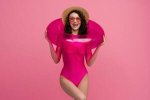 lächelnd schlank glücklich schön Frau im stilvoll Badebekleidung tragen Sonnenbrille foto