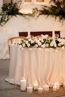 das Präsidium des Brautpaares im Festsaal des Restaurants ist mit Kerzen und Grünpflanzen geschmückt