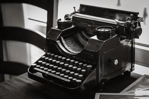 antike manuelle Schreibmaschine auf dem Tisch foto