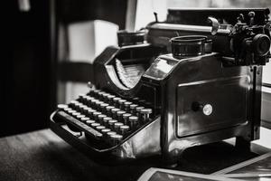 antike manuelle Schreibmaschine auf dem Tisch foto