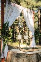 Hochzeitszeremonie im Wald foto