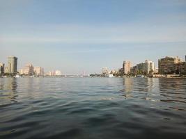 große Gebäude an der Küste des Nils. Kairo Stadt, Ägypten foto