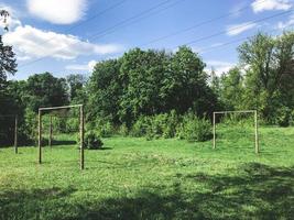 kleiner Fußballplatz im Wald foto