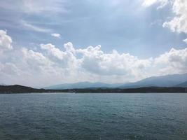 die schöne aussicht auf die bergküste südkoreas vom japanischen meer foto