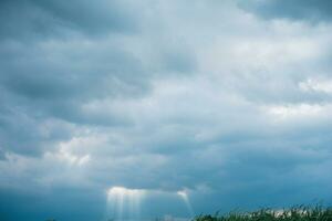 dunkel Blau Himmel mit Weiß Wolken Hintergrund Blau Wolke Textur dunkel Blau Himmel Hintergrund mit voll Weiß Wolken und Sonnenlicht. foto