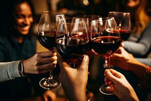 Gruppe von freunde Toasten mit rot Wein im ein Bar oder Restaurant, Nahansicht von ein Stethoskop auf ein medizinisch Uniform, ai generiert foto