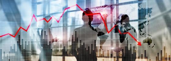 Diagramm mit rotem Pfeil nach unten auf abstraktem Hintergrund. sinkendes Geschäftswachstum foto