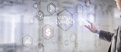 Währungssymbole auf einem virtuellen Bildschirm. Anlagekonzept für virtuelle Währungen 2021.
