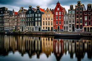 Amsterdam Kanal mit bunt Häuser und Betrachtung im Wasser, Holland, Niederlande, Amsterdam Niederlande Tanzen Häuser Über Fluss amstel Wahrzeichen, ai generiert foto