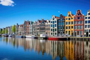 Amsterdam Kanal mit historisch Häuser und Boote, Holland, Niederlande. Amsterdam Niederlande Tanzen Häuser Über Fluss amstel Wahrzeichen, ai generiert foto