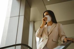 asiatische Frau, die eine n95-Maske trägt, um die Verschmutzung PM2.5 und das Virus zu schützen. Covid-19 Coronavirus und Luftverschmutzung pm2.5 Konzept. foto