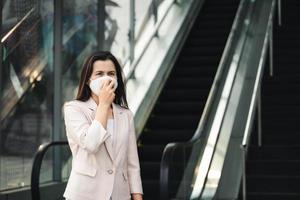 asiatische Frau, die eine n95-Maske trägt, um die Verschmutzung PM2.5 und das Virus zu schützen. Covid-19 Coronavirus und Luftverschmutzung pm2.5 Konzept. foto