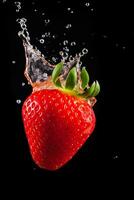 frisch Erdbeere Eintauchen in Saft mit Spritzen isoliert auf ein Gradient Hintergrund foto
