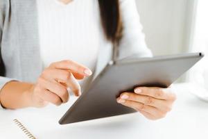 Nahaufnahme von jungen Frauen mit digitalem Tablet für die Arbeit im Büro.