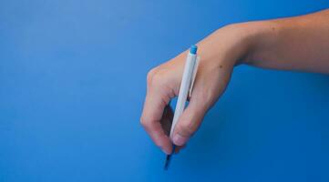 weiblich Hand halten ein Stift zu schreiben geeignet zum Herstellung Infografiken. foto