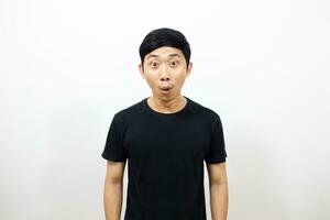 asiatisch Mann schwarz Hemd fühlt sich aufgeregt beim seine Gesicht isoliert foto