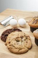 zwei Kekse und Muffins foto