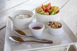 Joghurt mit Müsli und frischen Früchten foto