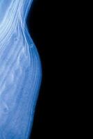 Blau und Rosa Dunst auf ein schwarz Hintergrund. Teil von Original Alkohol Tinte malen. modern Kunst. abstrakt bunt Hintergrund, Hintergrund. Marmor Textur. Flüssigkeit Kunst zum modern Banner, ätherisch Grafik. foto