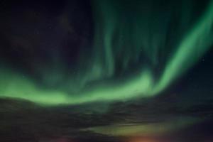 Aurora Borealis, Nordlichter tanzen am Himmel foto