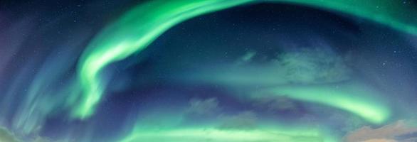 Nordlichter oder Aurora Borealis am Nachthimmel über dem Polarkreis in Skandinavien foto