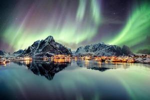 Aurora Borealis tanzt auf dem Berg im Fischerdorf foto