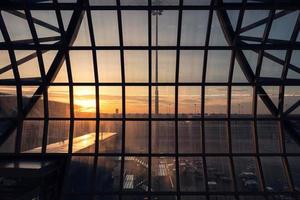 Strukturgebäude am Terminal im Flughafen foto