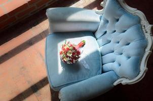 Brautstrauß im weichen antiken Stuhl foto