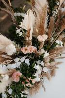 elegante Hochzeitsdekoration aus natürlichen Blumen und grünen Elementen