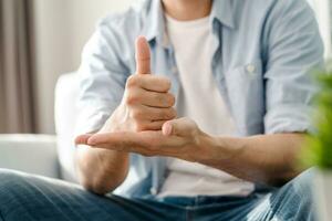 glücklich jung taub Mann mit Zeichen Sprache zu kommunizieren mit andere Personen. foto
