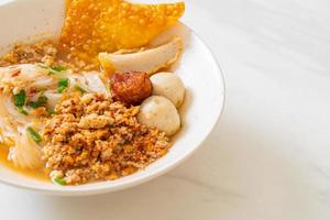 würzige Nudeln mit Fischbällchen und Hackfleisch oder Tom Yum Nudeln - asiatische Küche foto